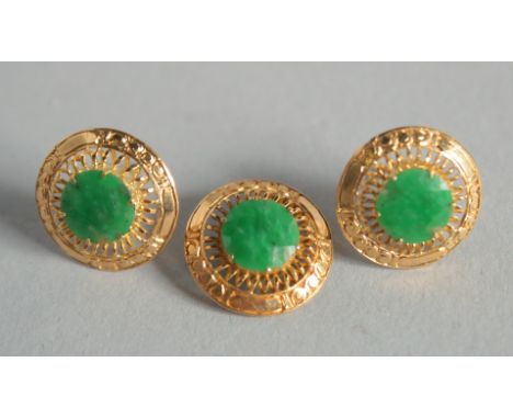 A PAIR OF 22CT GOLD AND APPLE JADE EARRINGS AND PENDANT.