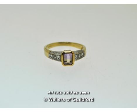 Purple/yellow stone and white stone set ring, rectangular step cut purple/yellow stone, rubover set in 9ct yellow gold, with 