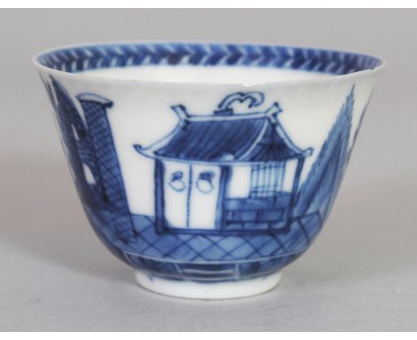 AN UNUSUAL GOOD QUALITY CHINESE KANGXI PERIOD BLUE & WHITE PORCELAIN TEABOWL, the base with a conch shell mark, 1.9in diamete
