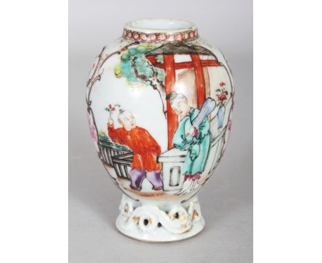 AN 18TH CHINESE QIANLONG PERIOD FAMILLE ROSE MANDARIN PORCELAIN TEA CADDY, 4in high.