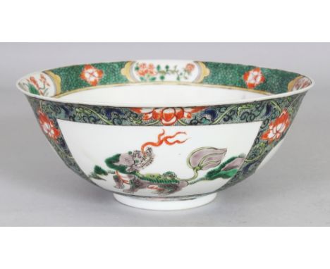 AN EARLY 20TH CENTURY CHINESE KANGXI STYLE FAMILLE VERTE PORCELAIN BOWL, 7.8in diameter & 3.25in high.