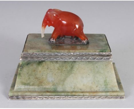 A GOOD EARLY 20TH CENTURY EDWARD FARMER OF NEW YORK SILVER MOUNTED JADE BOX, the hinged cover mounted with an agate elephant 