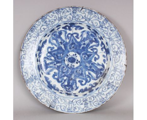 A GOOD CHINESE KANGXI PERIOD BLUE & WHITE PORCELAIN CHARGER, painted to its centre with a ruyi and foliate design, the rim wi