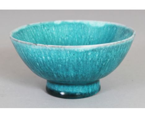 A SMALL ORIENTAL TURQUOISE GLAZED CERAMIC BOWL, 3.9in diameter & 1.8in high.
