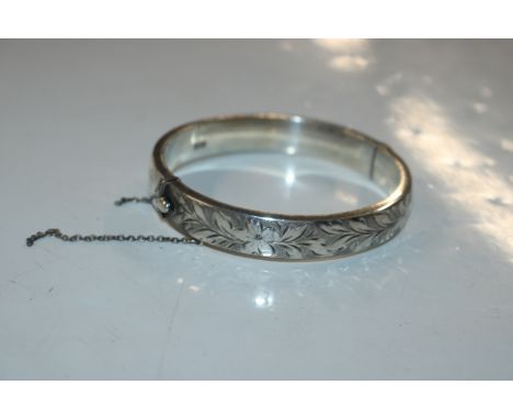 A silver snap bangle, approx. 18gms