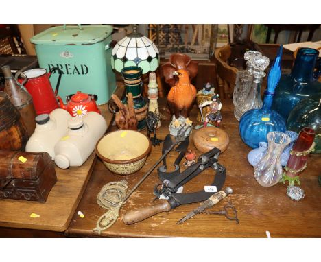 A quantity of decorative items to include a Tiffany style table lamp; a Beswick decanter; a Beswick robin; horse brasses; toa