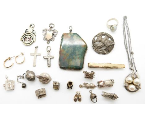 An agate pendant, silver pendant set with pearls, a quantity of silver charms, silver brooch, a pair of 9ct gold earrings (0.