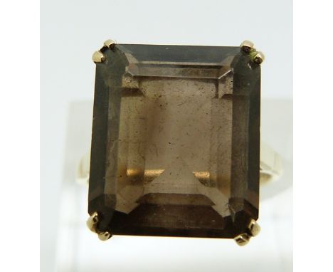 A 9ct gold ring set an emerald cut smoky quartz (size N)&nbsp;