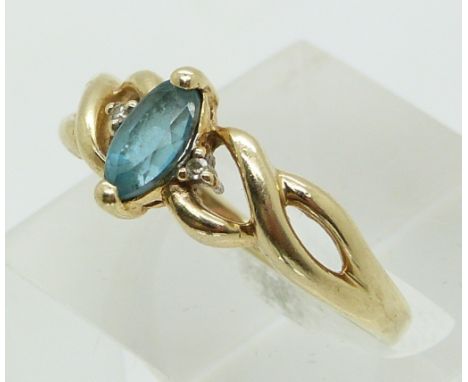 A 9ct gold ring set with topaz (size Q)