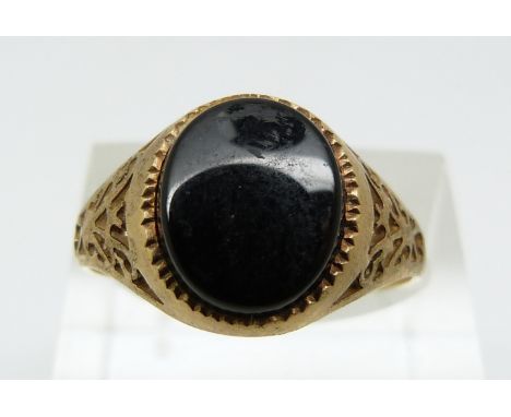 A 9ct gold ring set with onyx with pierced shoulders (size P)