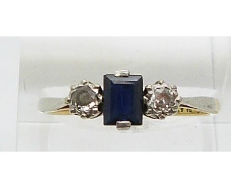 An 18ct gold ring set with a rectangular cut sapphire and two diamonds in a platinum setting (size R)