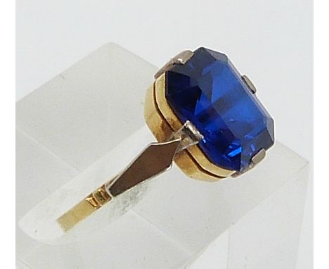 Art Deco 18ct gold ring set with blue paste (size K)