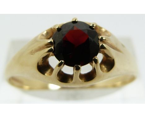 A 9ct gold ring set with a garnet (size W)