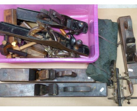 A quantity of vintage woodworking tools including Bailey No 6 and No 7 planes, mortice gauges, moulding planes etc