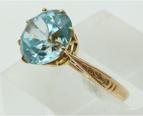 An 18ct gold ring set with a round cut zircon (size J)