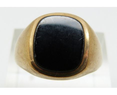 A 9ct gold ring set with onyx, 4.4g (size Q)