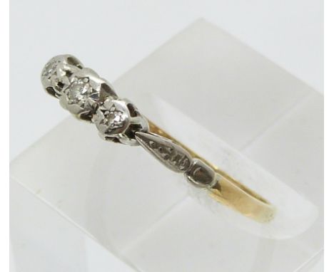 An 18ct gold ring set with three diamonds in a platinum setting (size Q)