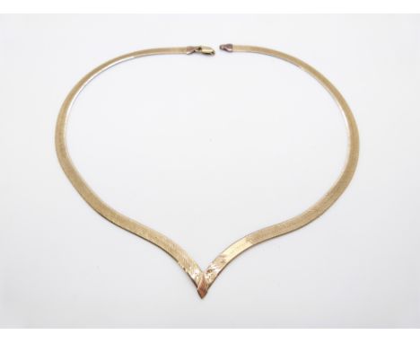 A 9ct gold ribbon necklace, 9g, 21cm drop, L41cm