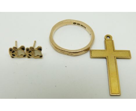 A 9ct gold ring and a 9ct gold cross pendant, 3.5g, 27.5cm drop&nbsp;