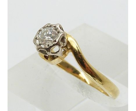 An 18ct gold ring set with a diamond of approximately 0.2ct in a platinum setting (size J)