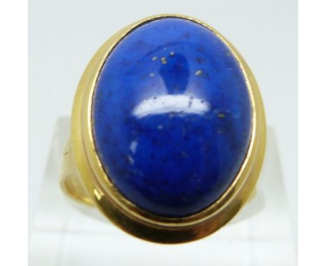 A 14ct gold ring set with a lapis lazuli cabochon (size P)