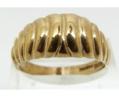 A 9ct gold ring with ribbed design, 4.2g (size R)&nbsp;