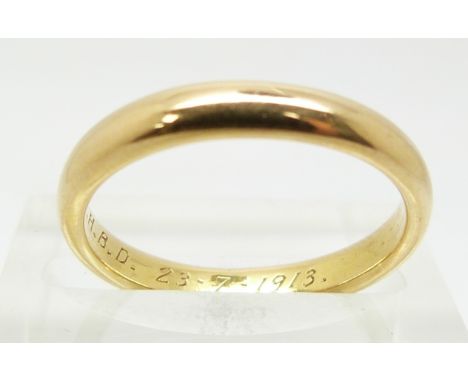 An 18ct gold ring / wedding band, 3.7g (size N)