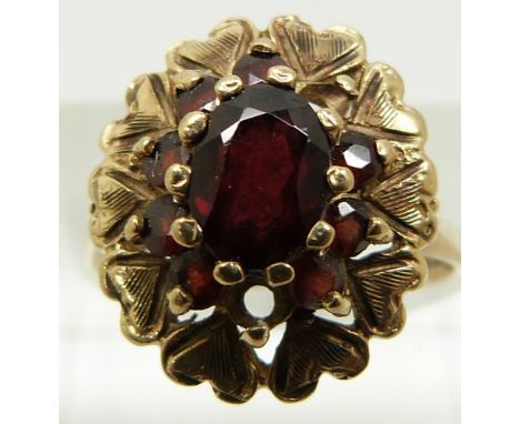 A 9ct gold ring set with garnets (size N)