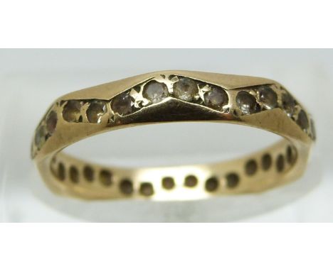 A 9ct gold eternity ring set with paste in a zig zag design (size L)