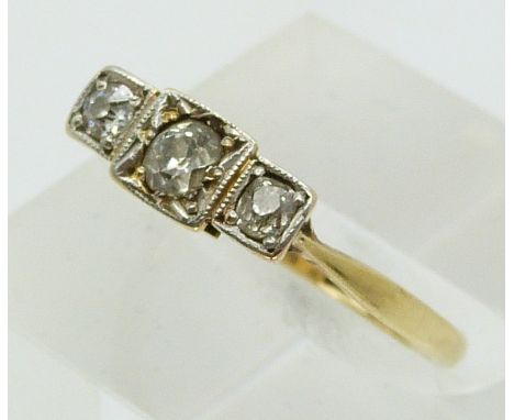 An 18ct gold ring set with three diamonds in a platinum setting (size N)