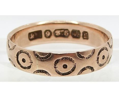 A 9ct rose gold ring with circular decoration, 2.4g (size M)