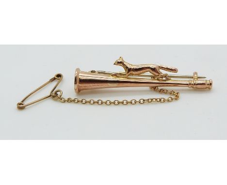 A 9ct gold hunting brooch depicting a horn and fox, 1.5g&nbsp;