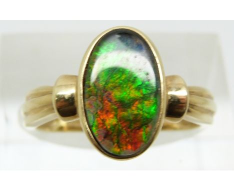 A 9ct gold ring set with an ammonite triplet (size N)