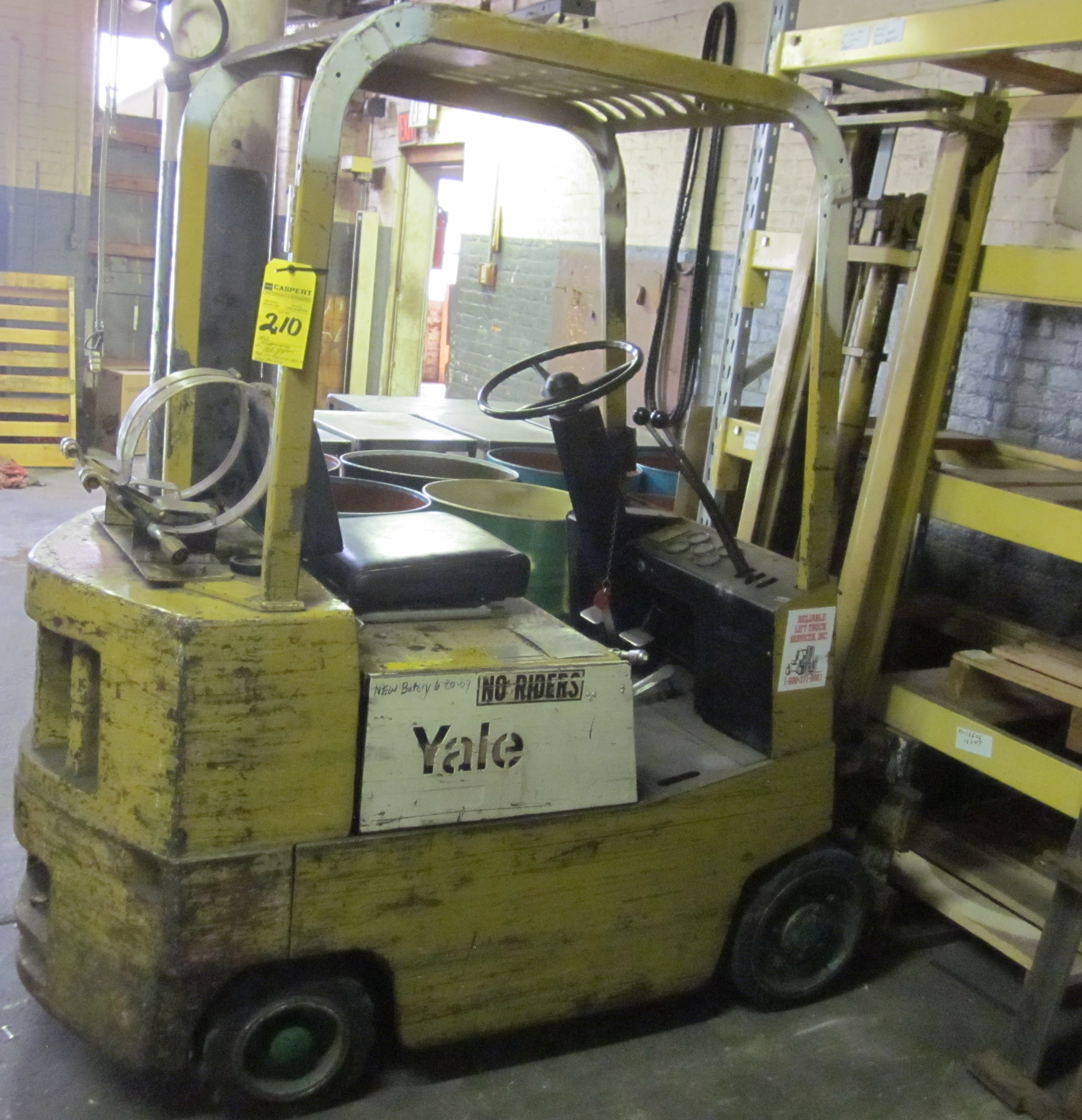 YALE PROPANE FORKLIFT 3000 LB CAP, M GC030UAS083M (NEEDS BATTERY)