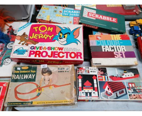 A MIXED GROUP OF VINTAGE AND FURTHER CHILDREN'S BOARD GAMES 
