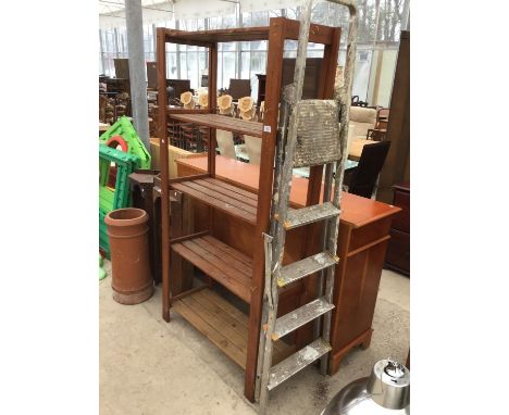 A WOODEN FIVE SHELF RACK AND A PAIR OF ALUMINIUM FOUR RUNG STEP LADDERS 