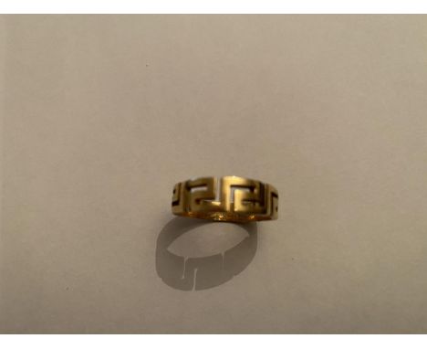 A 14 CARAT YELLOW GOLD GREEK KEY DESIGN BAND RING, WEIGHT 4.8 GRAMS 