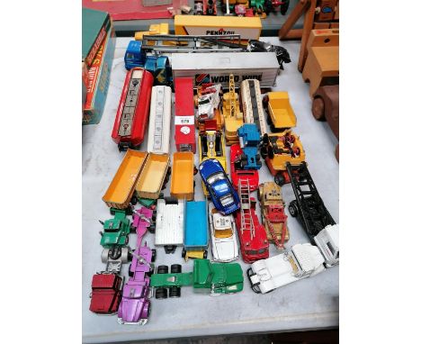 A MIXED GROUP OF VINTAGE DIE CAST VEHICLES 