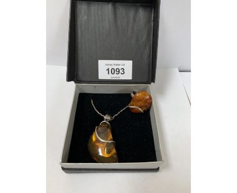 A BOXED SILVER NECKLACE WITH AMBER DESIGN WITH RING 