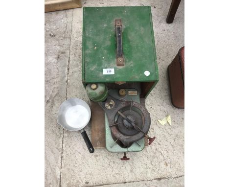 A VINTAGE CAMPING STOVE IN A WOODEN CARRY CASE WITH PAN 