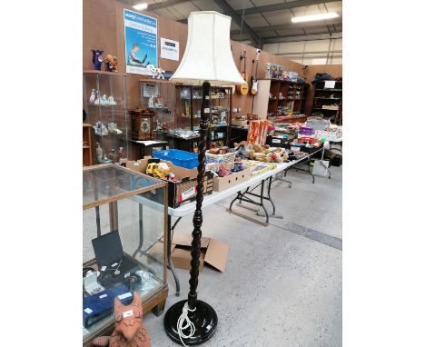 A MAHOGANY EFFECT STANDARD LAMP WITH SHADE 