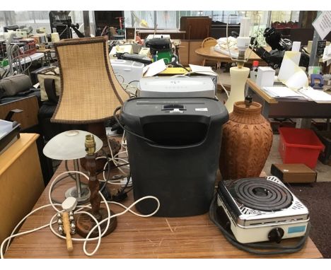 VARIOUS LAMPS, TWO SHREDDERS AND A COOKER RING IN WORKING ORDER 
