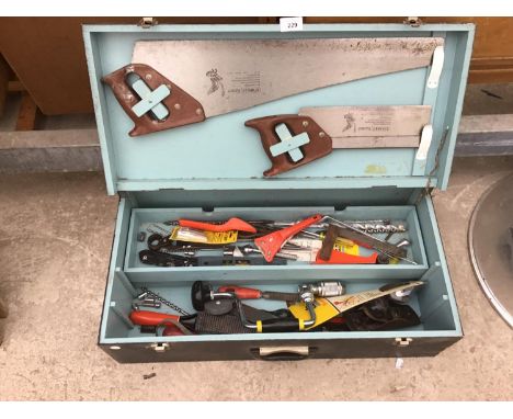 A VINTAGE WOODEN TOOL BOX AND CONTENTS TO INCLUDE SAWS, DRILL BITS, RASP ETC 