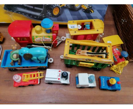 A VINTAGE FISHER PRICE CIRCUS TRAIN SET WITH FIGURES 