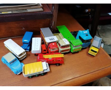A MIXED LOT OF VINTAGE DIE CAST MODELS 
