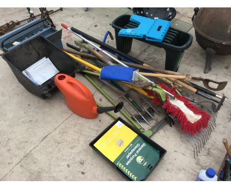 VARIOUS GARDEN TOOLS TO INCLUDE RAKES, FORK, HOES, BRUSH, WATERING CAN AND A METAL FOLD OUT TOOL BOX AND CONTENTS ETC 
