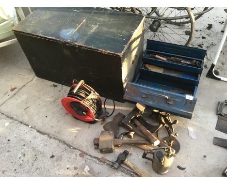 A WOODEN STORAGE BOX, VARIOUS TOOLS TO INCLUDE MALLETS, HAMMER, AXE ETC AND A FOLD OUT METAL TOOL BOX WITH CONTENTS 