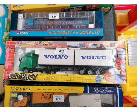 A BOXED JOAL COMPACT DIE CAST VOLVO LORRY MODEL 