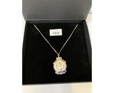 A SILVER CHAIN WITH JUBILEE MEDAL, BOXED 