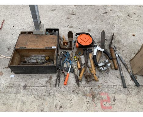 A WOODEN TOOL BOX AND VARIOUS TOOLS TO INCLUDE SHEARS, PLIERS, DRILLS ETC 